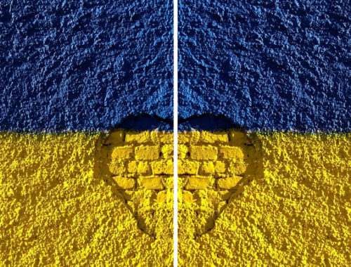 Mauer in Blau-Gelb - den Farben der Ukraine